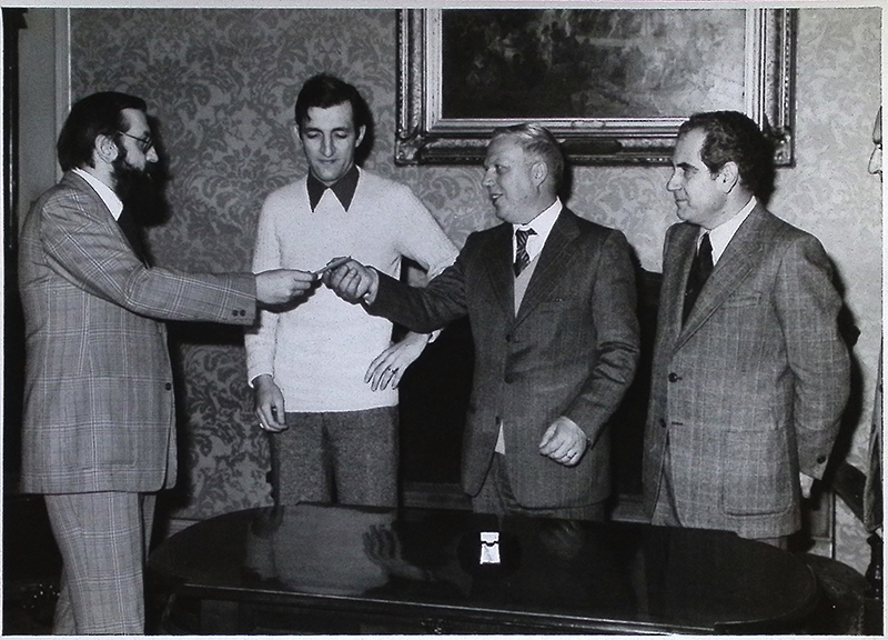 Cerimonia di consegna della lettera di donazione dell'opera